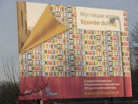 905802 Afbeelding van het reclamebord 'Mariakwartier', bij de Moezeldreef te Utrecht, waar oude flatgebouwen gesloopt zijn.